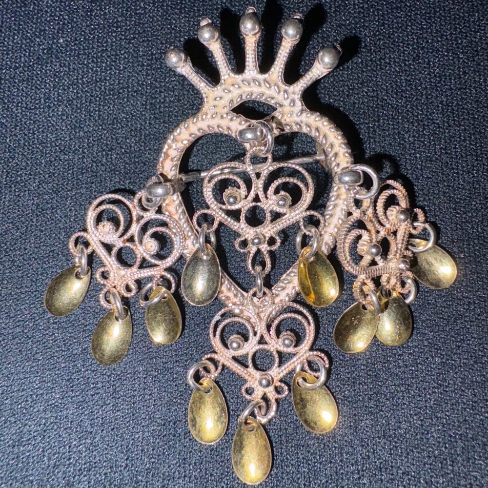 Crowned heart sølje. Traditional Norwegian sterling silver & gold vermeil brooch